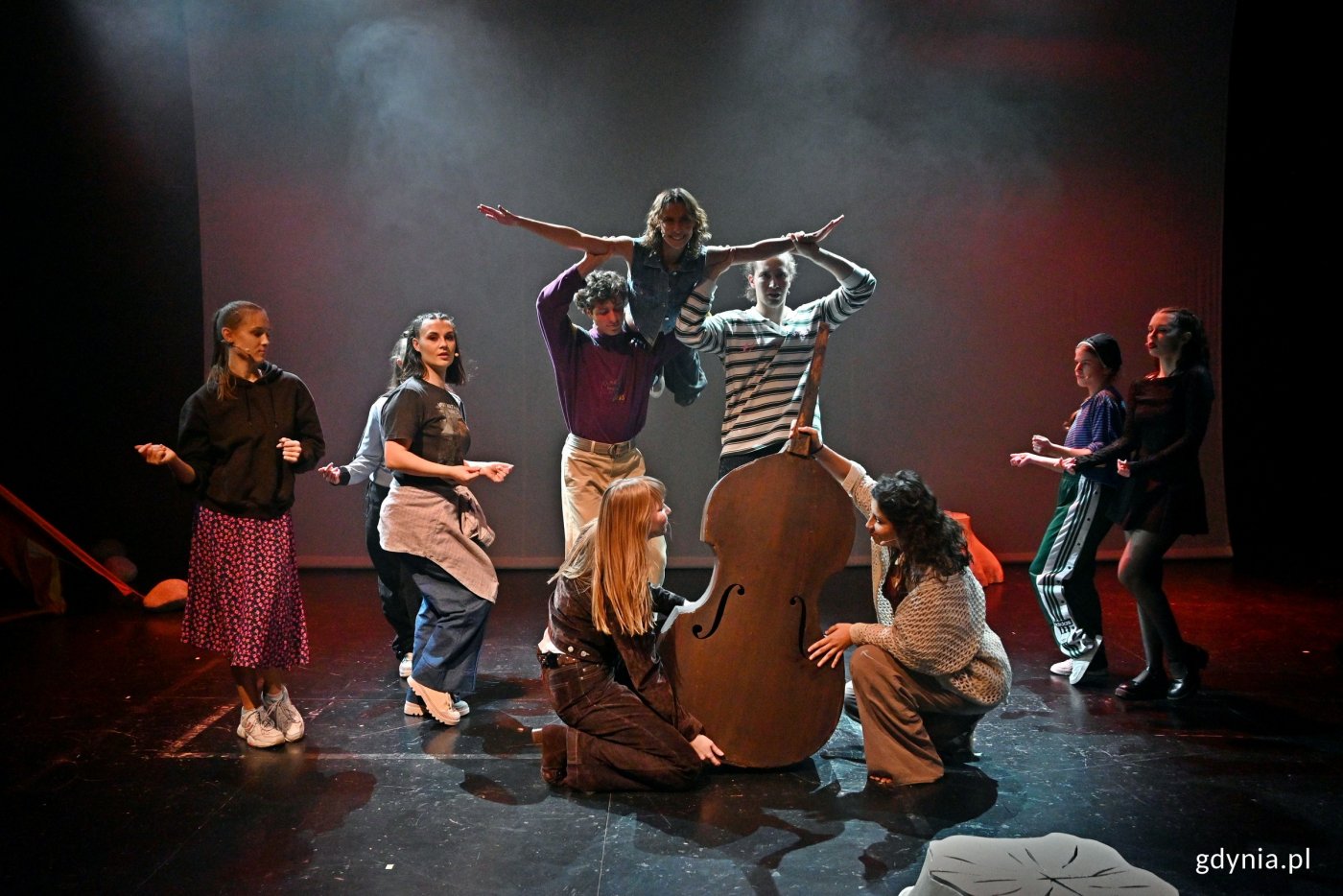 Zdjęcie z próby medialnej spektaklu „Wanożnicë” w Teatrze Muzycznym. Scena zbiorowa (fot. Magdalena Czernek)