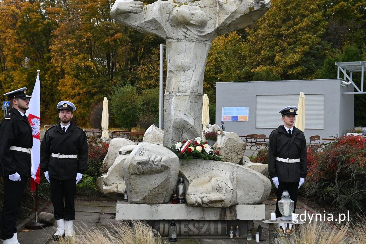 Warta honorowa Kompanii Reprezentacyjnej UMG przed pomnikiem „Tym, co odeszli na wieczną wachtę” (fot. Jakub Winiewski)