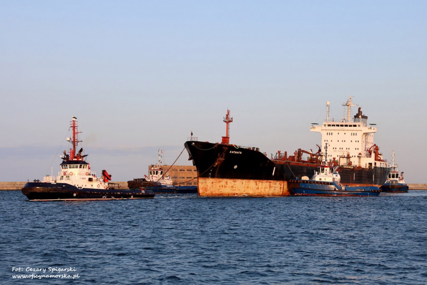 „Khatanga” opuszczająca Port Gdynia (fot. Cezary Spigarski)