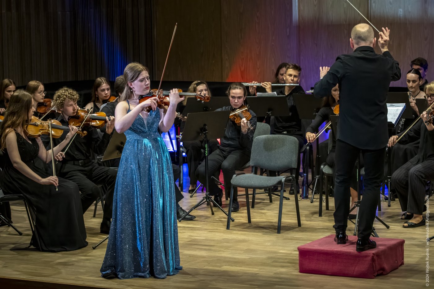 Muzycy na scenie. Dziewczyna w niebieskiej sukience