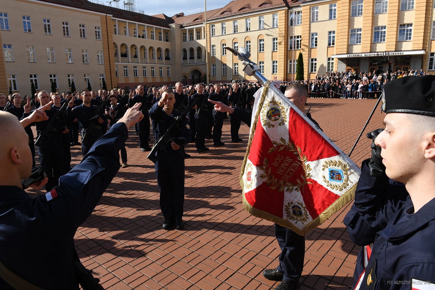 Wyróżnieni podchorążowie przysięgali na sztandar // fot. Krzysztof Miłosz