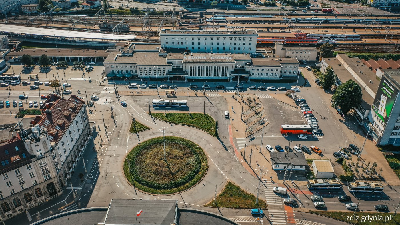 widok z góry na plac, widoczne budynki, rondo, ruch uliczny