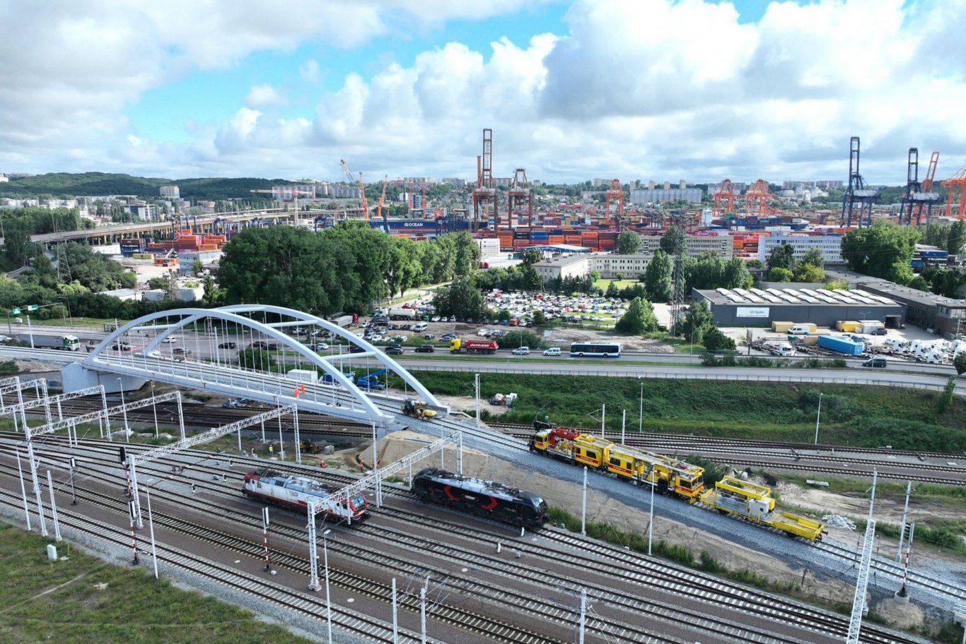 Widok z góry na nowy wiadukt kolejowy na stacji Gdynia Port (fot. Tomasz Kuzma/PLK SA)