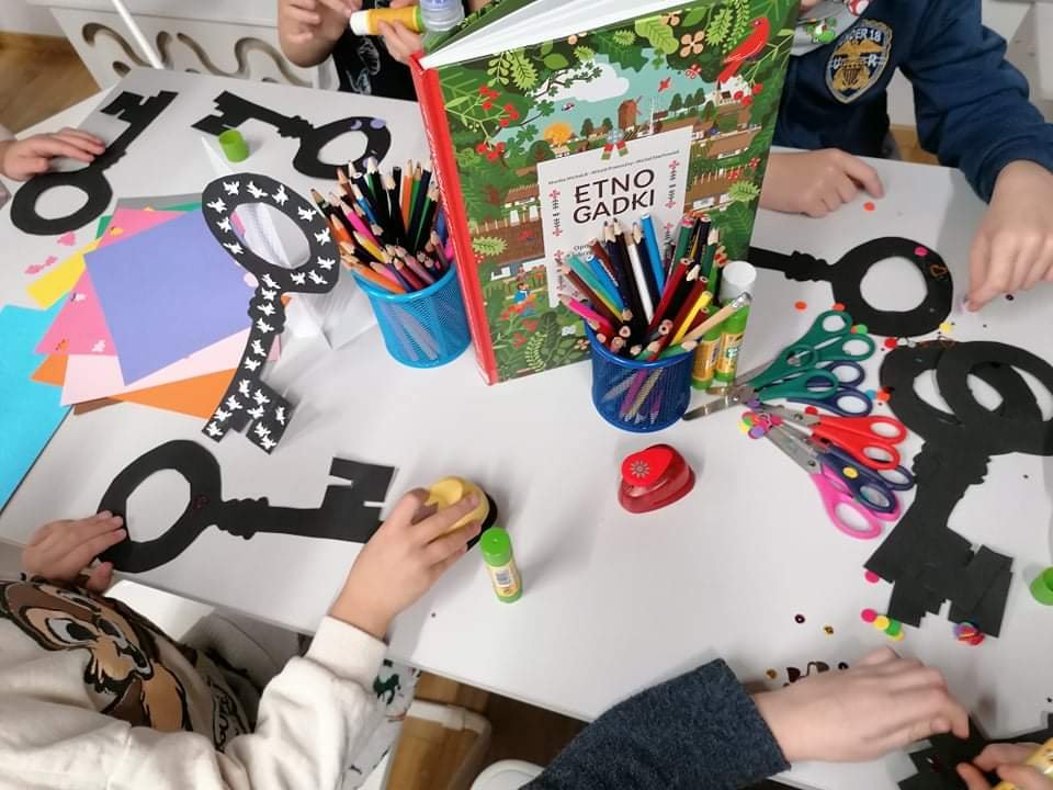 Dzieci podczas warsztatów w jednej z gdyńskich bibliotek // fot. materiały Biblioteki Gdynia (facebook.com/BibliotekaGdynia)