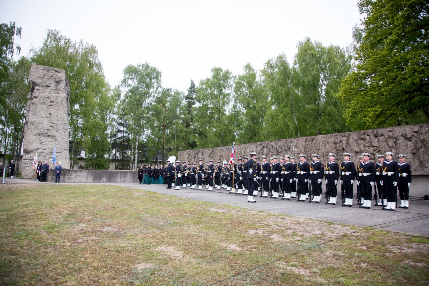 Posterunek honorowy, Orkiestra i Kompania Reprezentacyjna Marynarki Wojennej oraz Akademicki Chór Uniwersytetu Gdańskiego pod pomnikiem Walki i Męczeństwa w Muzeum Stutthof w Sztutowie podczas uroczystości z okazji 80. rocznicy wyzwolenia obozu koncentracyjnego Stutthof (fot. Muzeum Stutthof w Sztutowie)