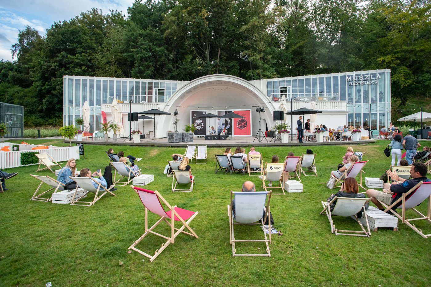 Muszla na placu Grunwaldzkim w Gdyni, podczas jednego ze spotkań z pisarzami w ramach festiwalu 