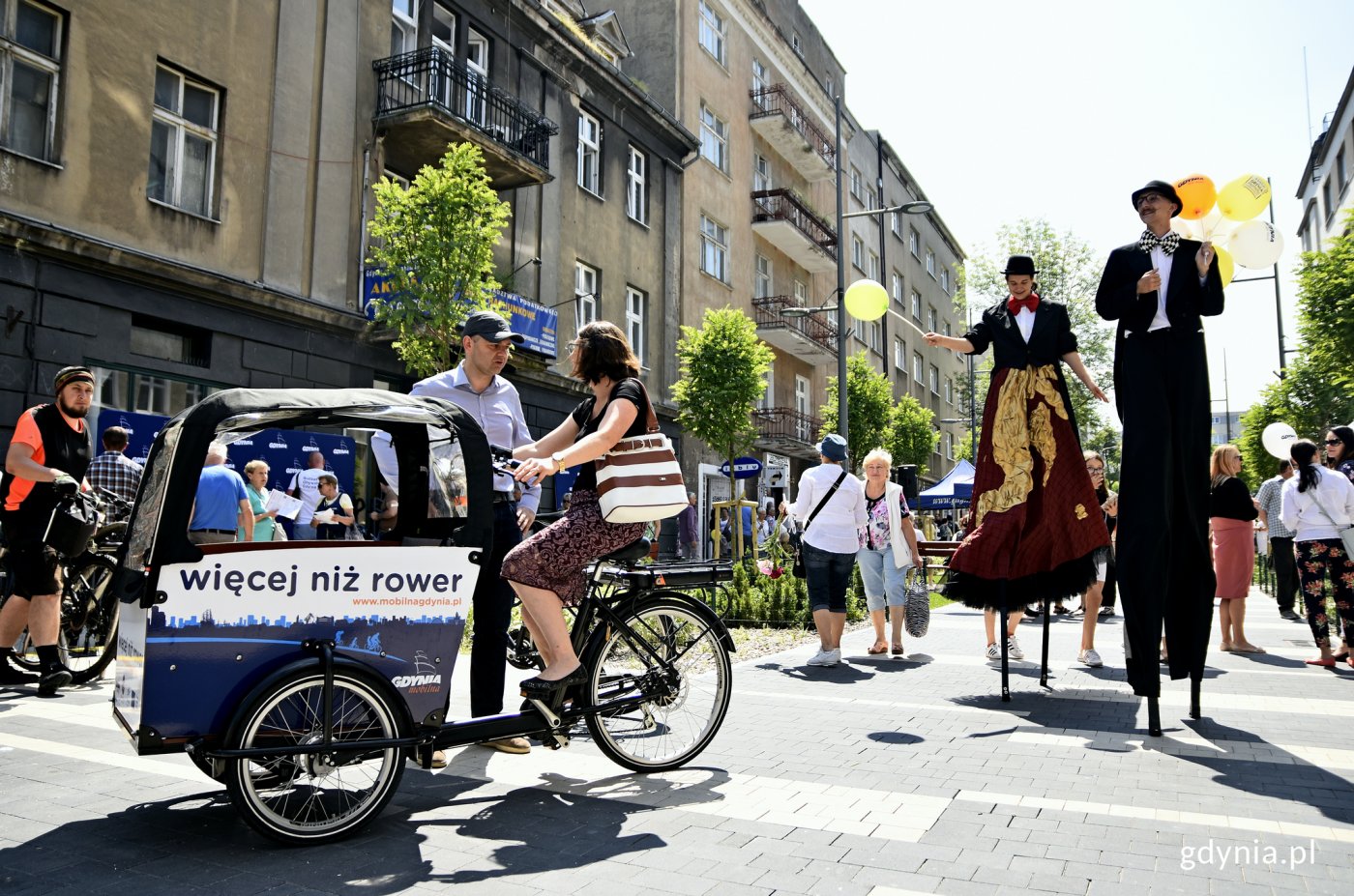 Pierwszy gdyński woonerf na ul. Abrahama to przestrzeń dedykowana pieszym i rowerzystom, fot. Kamil Złoch