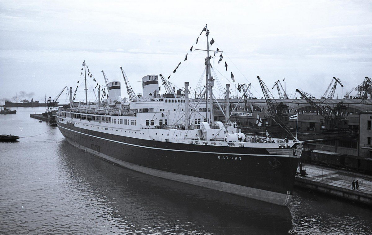 Statek pasażerski MS „Batory” przy nabrzeżu Francuskim portu w Gdyni, 1937 r. Fotografia pochodzi z archiwum cyfrowego Muzeum Miasta Gdyni (fot. Henryk Poddębski)