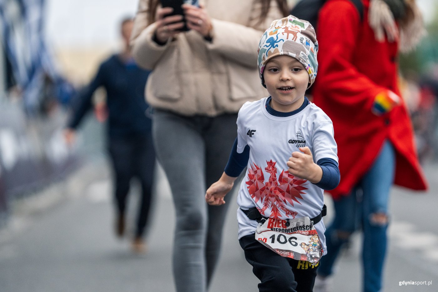 Biegnące dziecko na trasie zawodów sportowych
