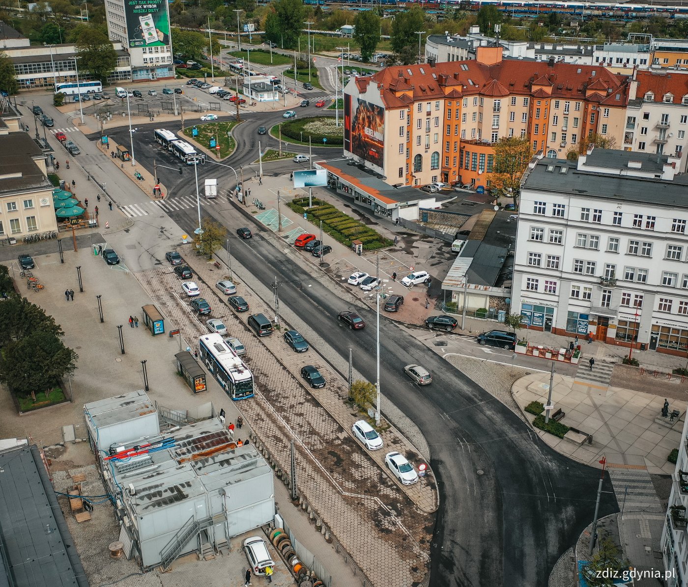 widok z góry na ulicę z nową nawierzchnią, widoczne budynki, tereny wokół dworca, ruch uliczny