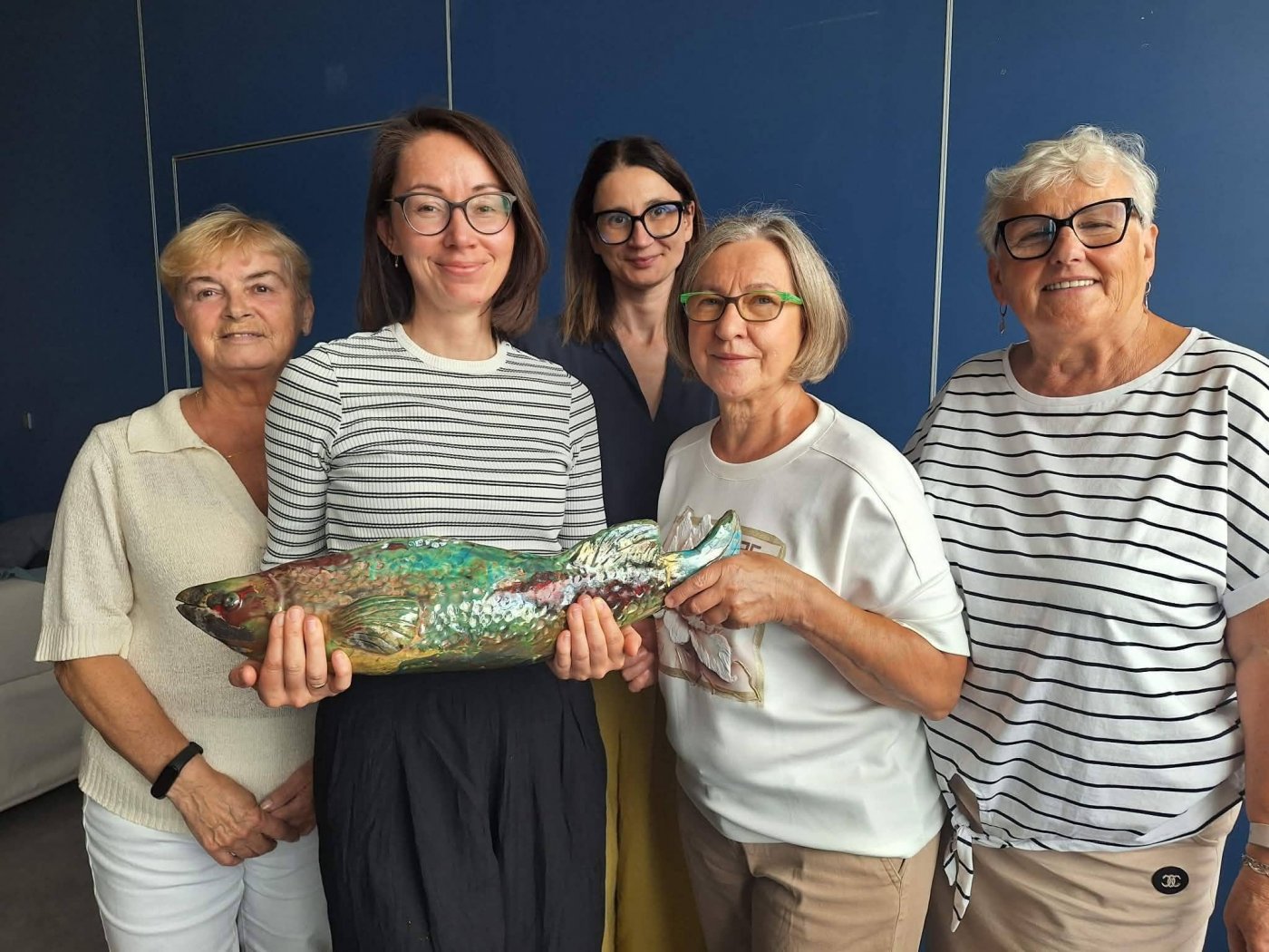 Jubileuszowe ceramiczne rybki, od lewej: radna dzielnicy Pustki Cisowskie-Demptowo Barbara Zielińska, przewodnicząca Zarządu Dzielnicy Pustki Cisowskie-Demptowo Monika Rak, radne dzielnicy Pustki Cisowskie-Demptowo Marta Martuzalska, Jadwiga Szura, Wiesława Szybakowska (fot. Rada Dzielnicy Pustki Cisowskie-Demptowo)
