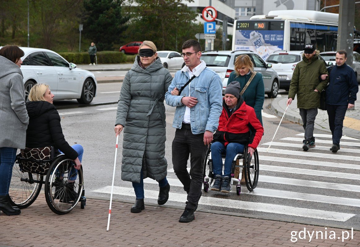Podczas ćwiczeń kierowcy poznali perspektywę osoby z niepełnosprawnością // Fot. Magdalena Śliżewska