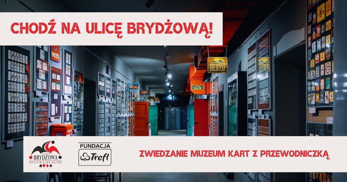 Wnętrze Muzeum Kart w Gdyni. Po lewej stronie napis - Chodź na ulicę Brydżową! W prawym dolny rogu napis - Zwiedzanie Muzeum Kart z przewodniczką.