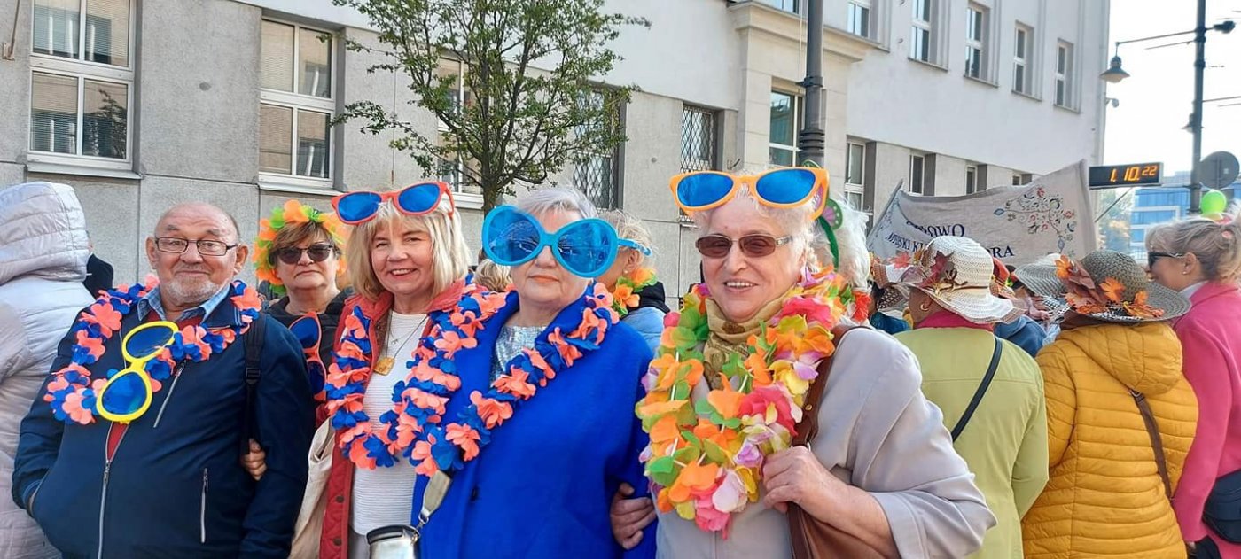 Uczestnicy Klubu Seniora działającego przy DPS na V Przemarszu  ulicami Gdyni z okazji Dnia Seniora fot. FB Przyjaciele DPS