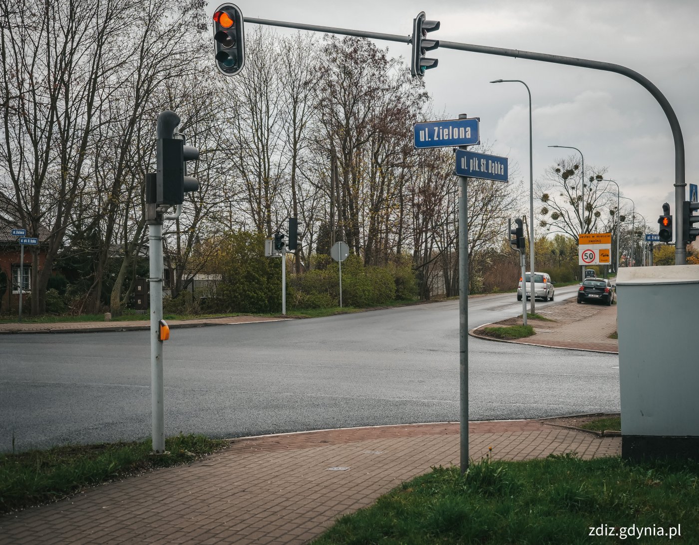 Skrzyżowanie ul. Płk Dąbka i ul. Zielonej po remoncie nawierzchni, widoczna nowa nawierzchnia, oznakowanie