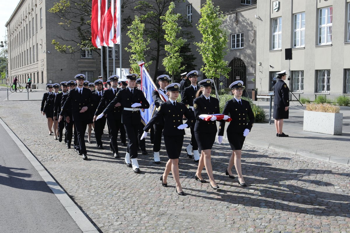 Wprowadzenie sztandaru Uniwersytetu Morskiego w Gdyni oraz bandery Polskiej Marynarki Handlowej. Źródło: UMG