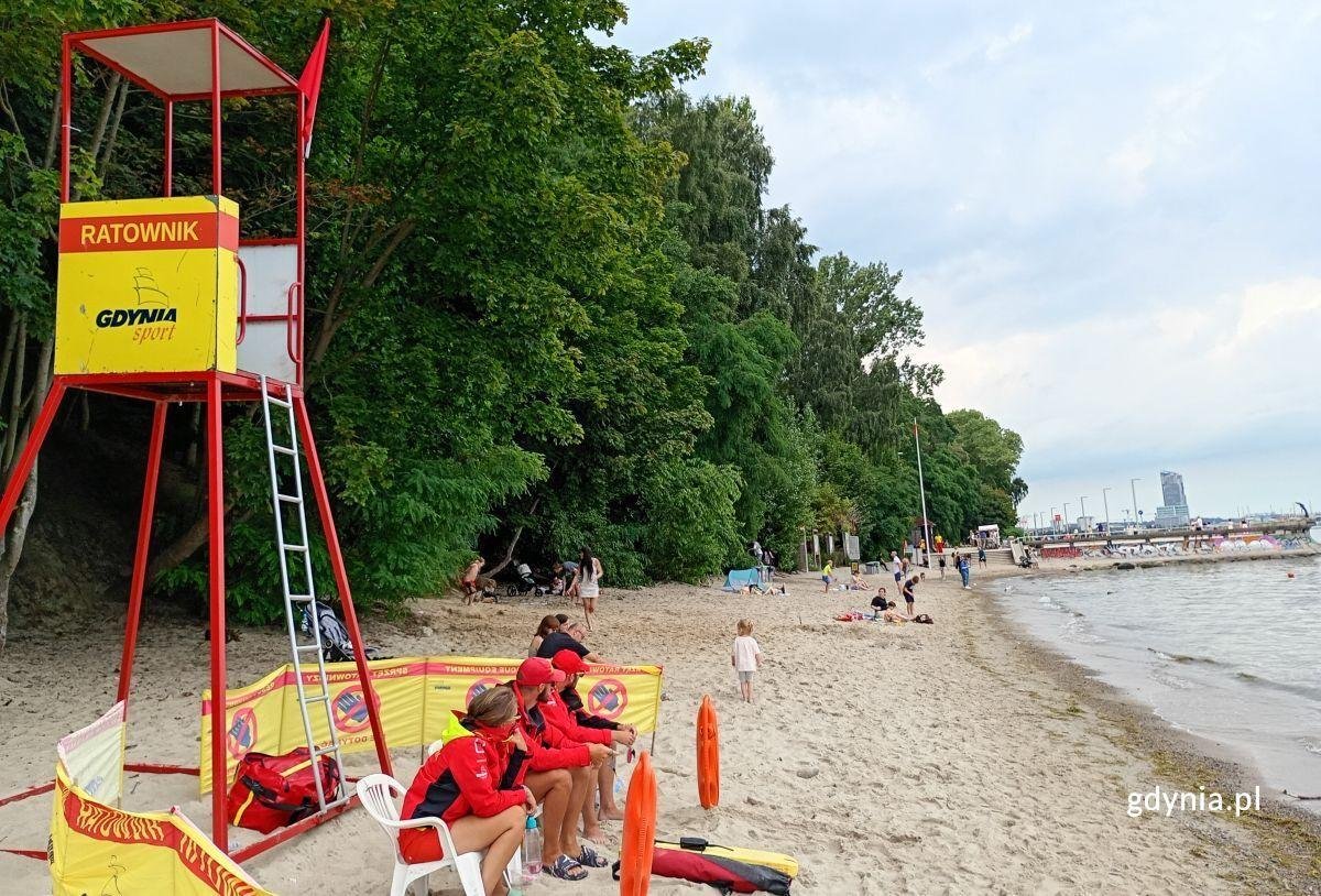 Na plaży w Gdyni Redłowie zawisła czerwona flaga, co oznacza, że kąpielisko zostało zamknięte. Powodem jest zakwit sinicowy (fot. Waldemar Ulanowski)