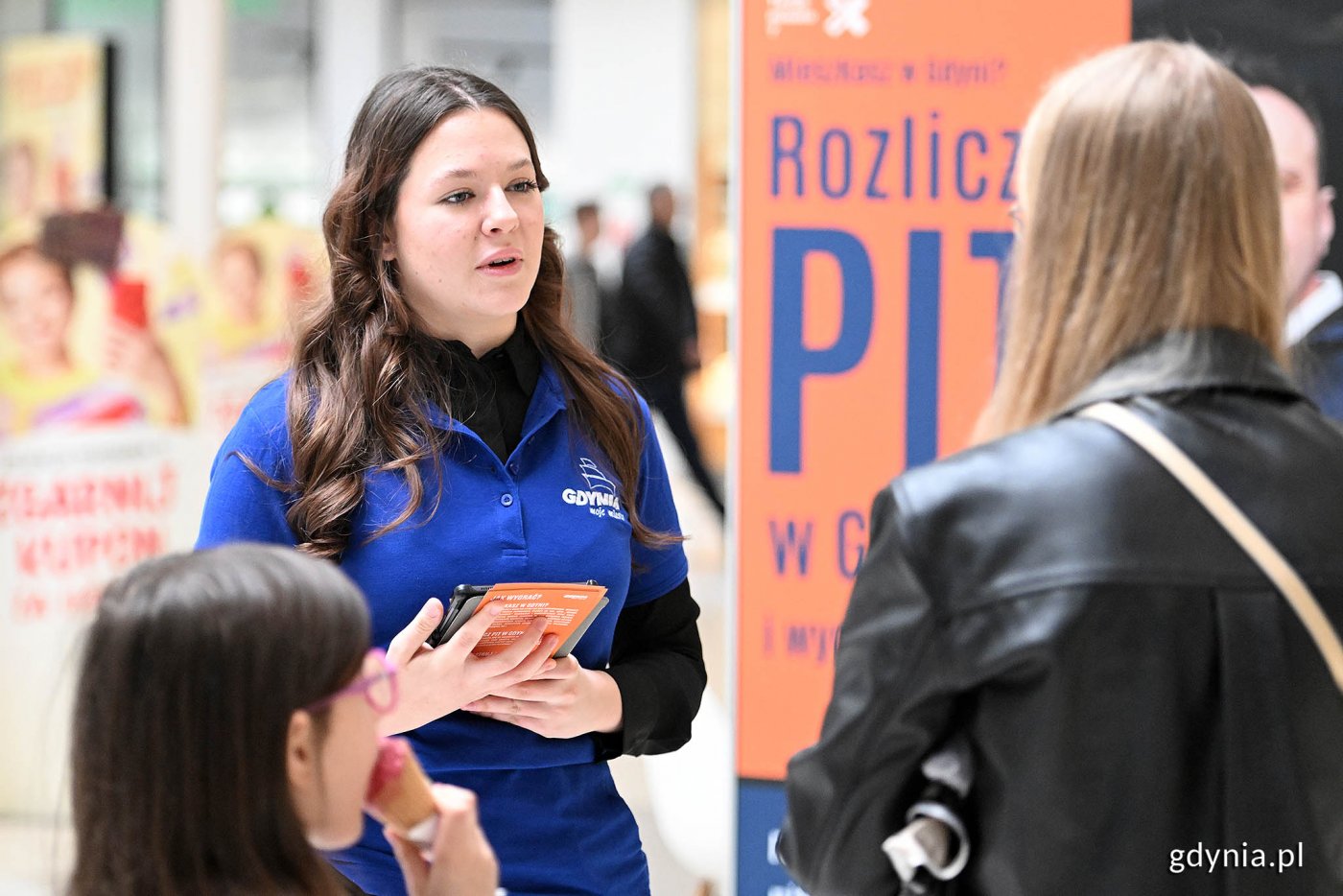 Konsultantka podczas akcji informacyjnej dotyczącej loterii „Rozlicz PIT w Gdyni”, która odbyła się w Galerii Szperk (fot. Michał Puszczewicz)