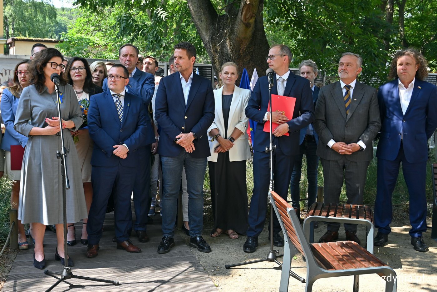 Uroczystość z okazji otwarcia skweru Bohaterskiego Mariupola w Gdańsku. Od lewej: Aleksandra Dulkiewicz - prezydent Gdańska, Oleksandr Plodystyi - konsul generalny Ukrainy w Gdańsku, Rafał Trzaskowski - prezydent Warszawy, Barbara Nowacka - posłanka na Sejm RP, Wojciech Szczurek - prezydent Gdyni oraz Jacek Karnowski - prezydent Sopotu // fot. Magdalena Czernek