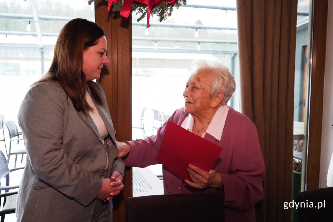 Na zdjęciu: prezydent Gdyni Aleksandra Kosiorek wraz z jubilatką panią Haliną Jasiak (fot. Sławomir Okoń)