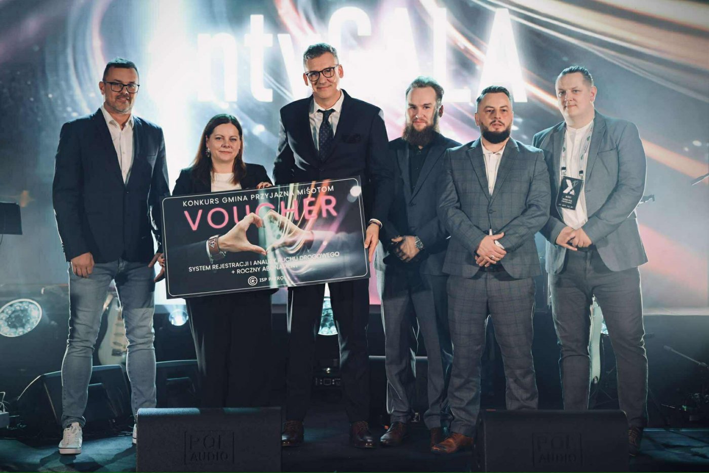 Prezydent Gdyni Aleksandra Kosiorek i Łukasz Hamerski – właściciel firmy Maxnet (trzeci od lewej) wraz z innymi reprezentantami firmy oraz przedstawicielami Projektu OdM i organizatorów konkursu podczas uroczystości rozdania nagród w plebiscycie „Gmina przyjazna MiŚOT-om” (fot. Radosław Wojnar)