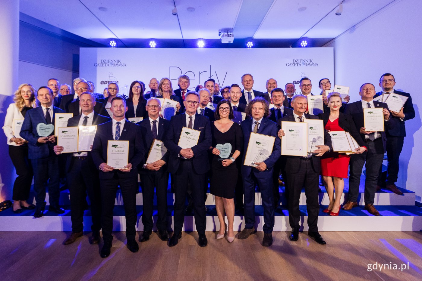 Oto przestawiciele najlepszych, najlepiej i najskuteczniej zarządzanych gmin w Polsce - na scenie w Muzeum Miasta Gdyni prezentują się wszyscy laureaci i wyróżnieni tegorocznej edycji rankingu „Perły Samorządu”, fot. Karol Stańczak