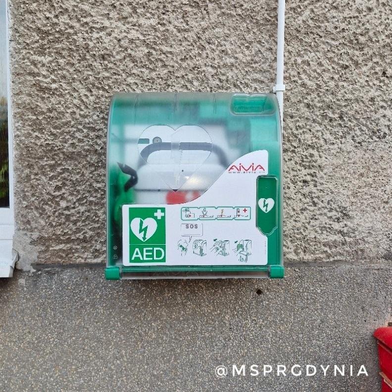 Nowy Defibrylator AED na zewnętrznej ścianie budynku siedziby MSPR (fot. MSPR Gdynia)