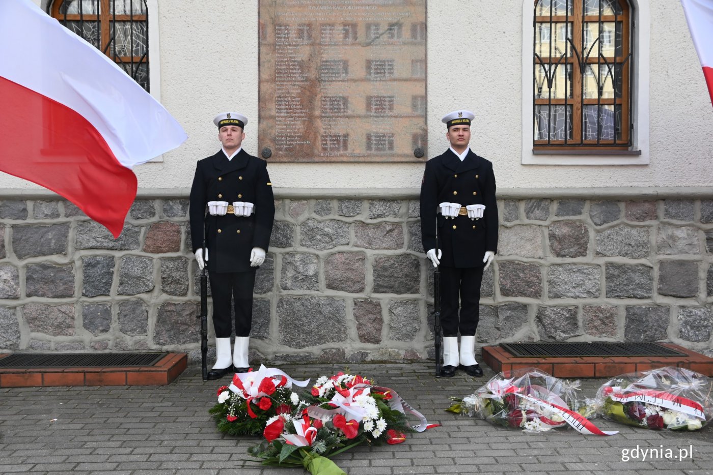 Posterunek honorowy przy tablicy upamiętniającej ofiary katastrofy smoleńskiej, która znajduje się na elewacji Bazyliki Morskiej // fot. Magdalena Czernek