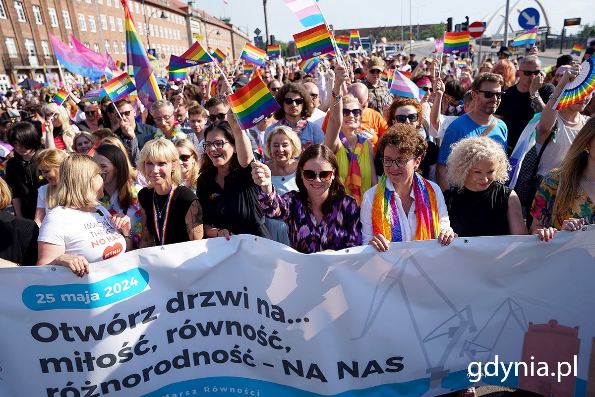 Uczestnicy IX Trójmiejskiego Marszu Równości ruszyli z ul. Okopowej. Na czele pochodu (od lewej): Marta Magott - organizatorka marszu ze stowarzyszenia Tolerado i radna Gdańska, Aleksandra Dulkiewicz - prezydent Gdańska, Aleksandra Kosiorek - prezydent Gdyni, Magdalena Czarzyńska-Jachim - prezydent Sopotu, Katarzyna Kotula - ministra ds. równości (fot. Mirosław Pieślak)