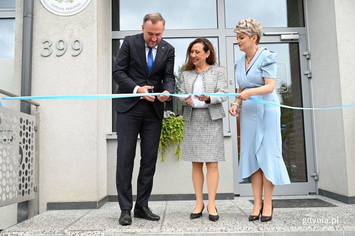 Uroczyste przecięcie wstęgi w Konsulacie Honorowym Republiki Gwatemali w Gdyni. Na zdjęciu: Sandra Noriega Urizar, ambasador Gwatemali w Polsce, Liliana Poszumska, konsul honorowa i Tomasz Augustyniak, wiceprezydent Gdyni (fot. Waldemar Ulanowski)