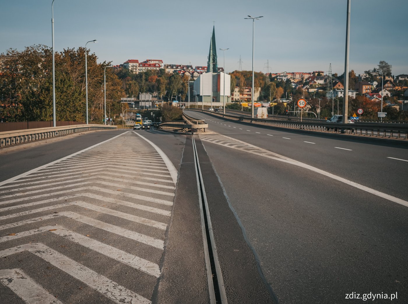 widok na jezdnię, łącznica na estakadzie, widoczna dylatacja