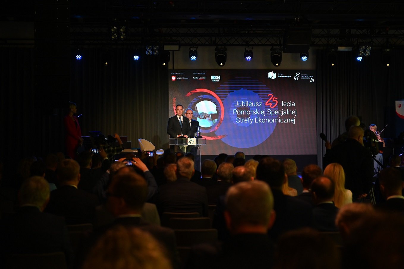 Gości gali jubileuszowej PSSE powitali Przemysław Sztandera, prezes Pomorskiej Specjalnej Strefy Ekonomicznej oraz Maciej Kazienko, wiceprezes Pomorskiej Specjalnej Strefy Ekonomicznej // fot. materiały prasowe PSSE