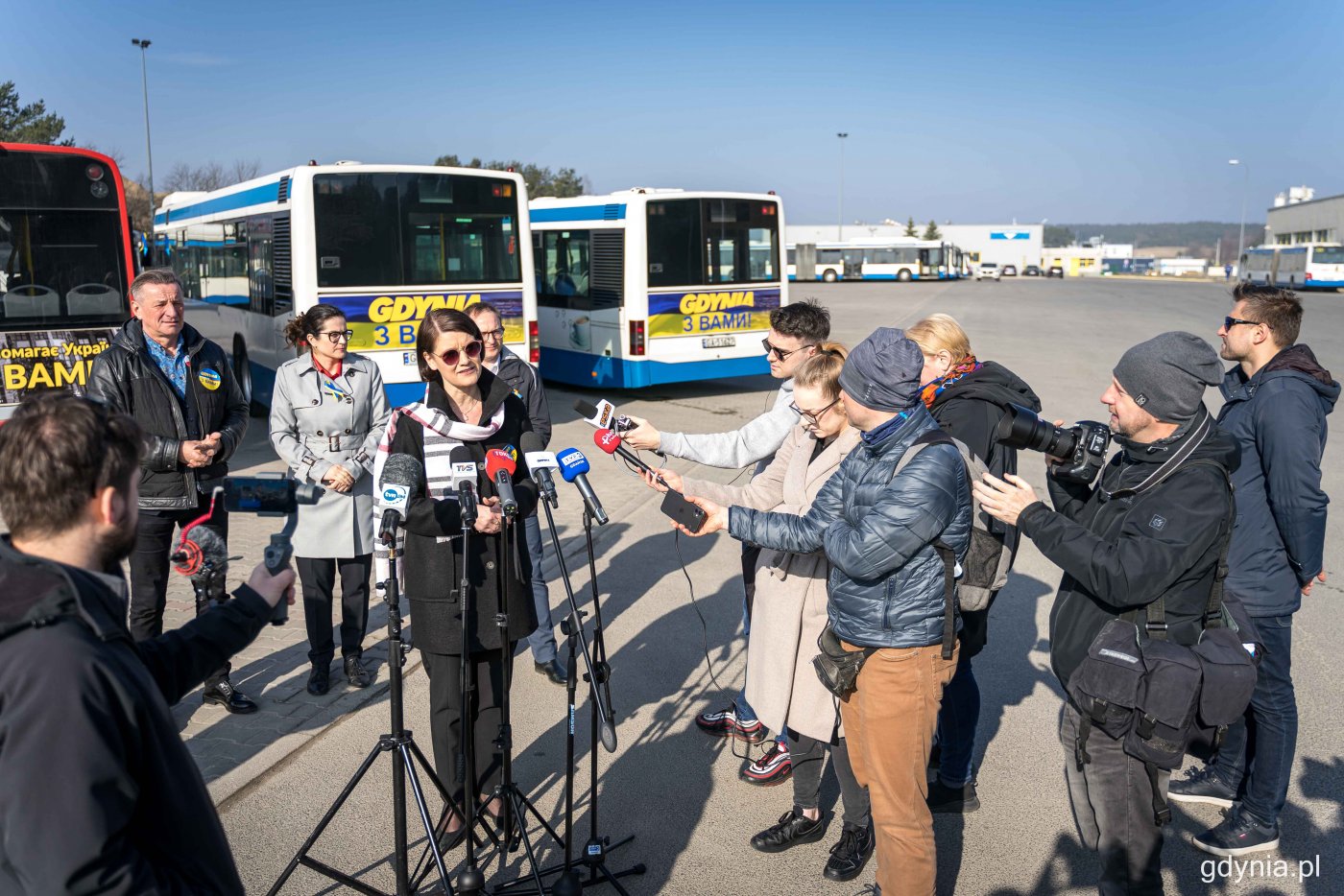 Pomorskie samorządy przekazały na rzecz Lwowa łącznie cztery autobusy, wypełnione darami dla Ukrainy. Opowiedzieli o tym podczas konferencji prasowej wiceprezydent Gdyni – Katarzyna Gruszecka-Spychała, prezydent Gdańska – Aleksandra Dulkiewicz, wiceprezydent Sopotu – Marcin Skwierawski oraz wicemarszałek województwa – Leszek Bonna // fot. Kamil Złoch