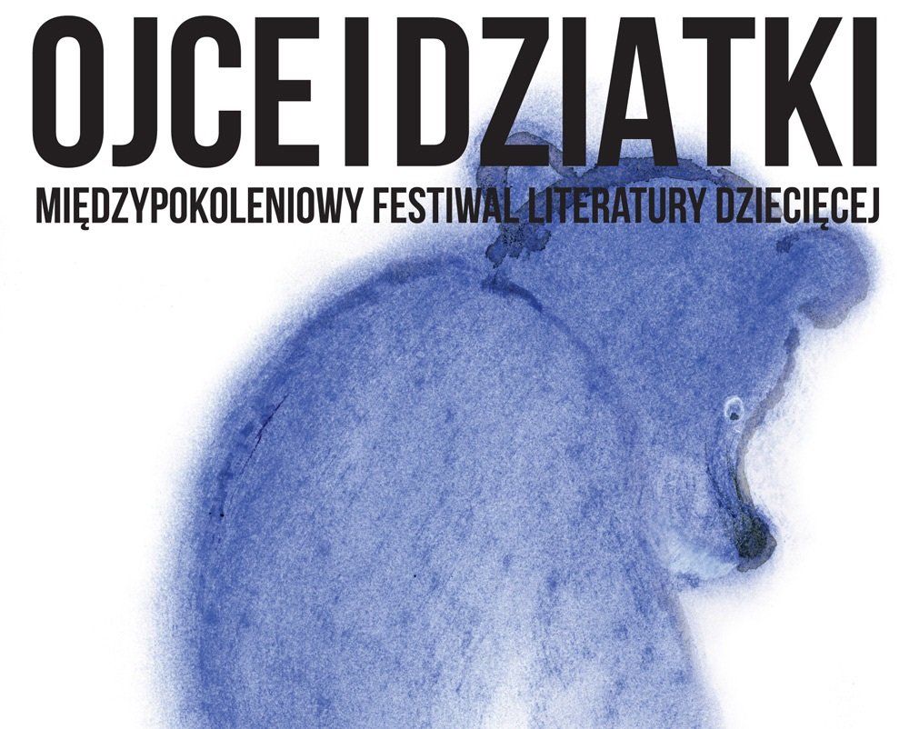 Górna część plakatu promującego wydarzenie. Czarny napis: Ojce i dziatki, poniżej małymi literami: Międzypokoleniowy Festiwal Literatury dziecięcej. Poniżej namalowany granatowy miś stojący bokiem