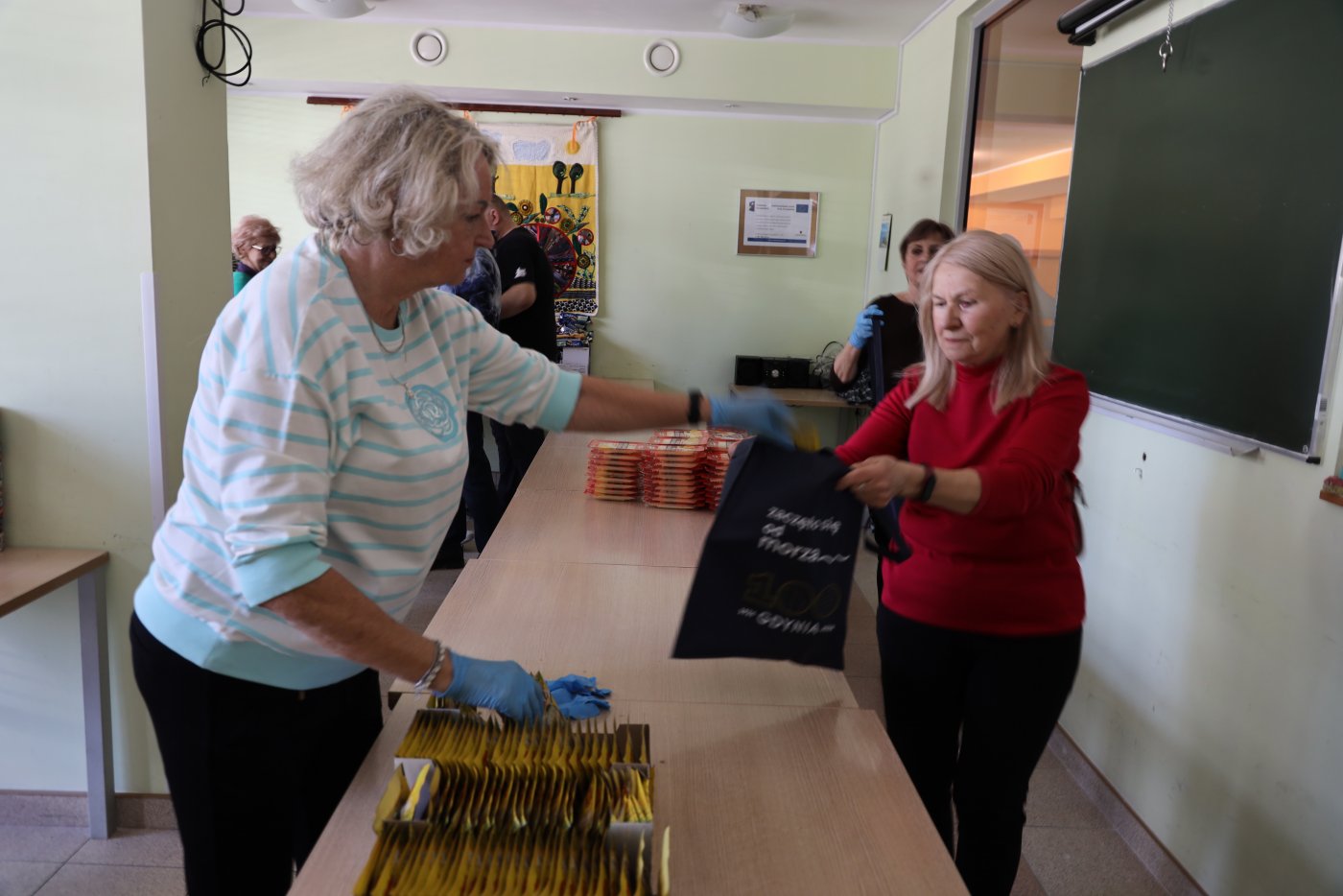 Kilkudziesięcioro wolontariuszy przygotowało w czwartek, 2 kwietnia, 500 świątecznych paczek (fot. Dorota Patzer)