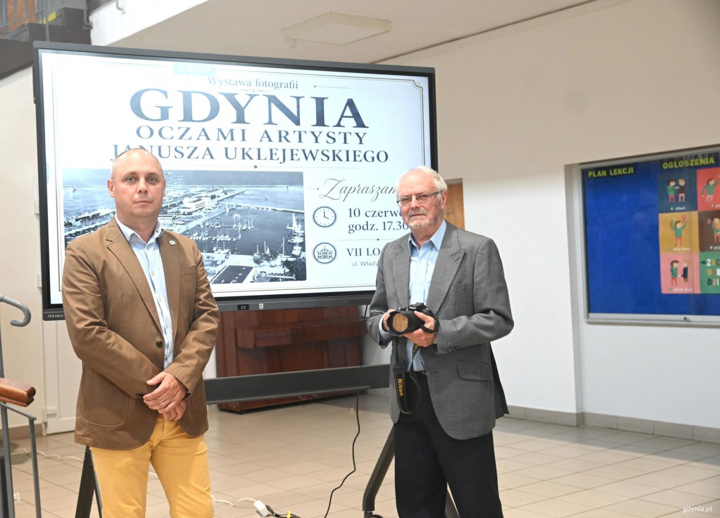 Dyrektor Marek Prusak i Jerzy Uklejewski podczas otwarcia wystawy (fot. Aneta Marczak)