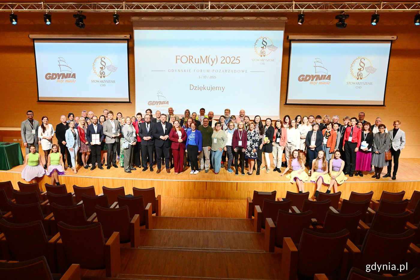 Wspólne zdjęcie po gali wręczenia „Srebrnych Śledzi”. Na zdjęciu m.in.: prezydent Gdyni Aleksandra Kosiorek, przewodniczący Rady Miasta Tadeusz Szemiot, dyrektor zarządzający ds. kultury i aktywności mieszkańców Mariusz Bzdęga, laureaci i przedstawiciele organizacji pozarządowych (fot. Michał Puszczewicz) 