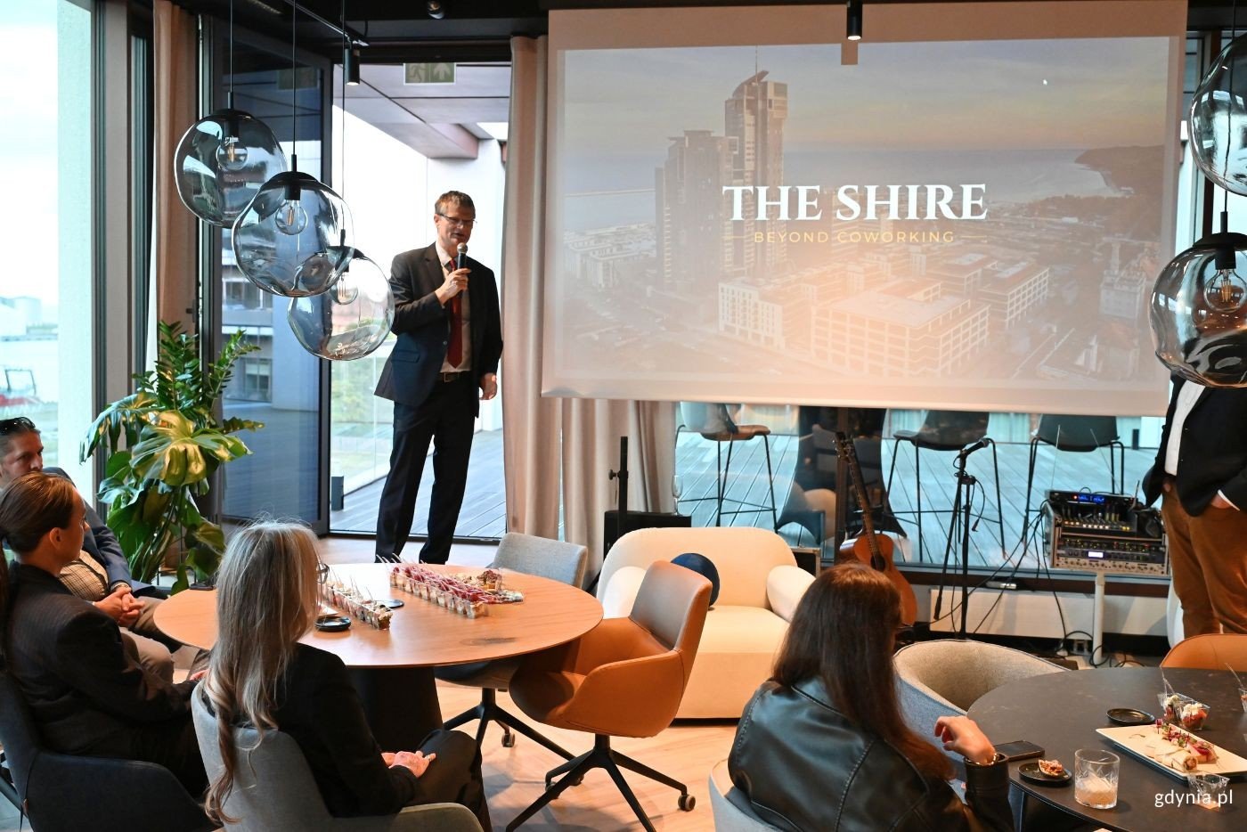 Uroczyste otwarcie The Shire Beyond Coworking. Na zdjęciu m.in. Rafał Geremek, wiceprezydent Gdyni (fot. Magdalena Starnawska)