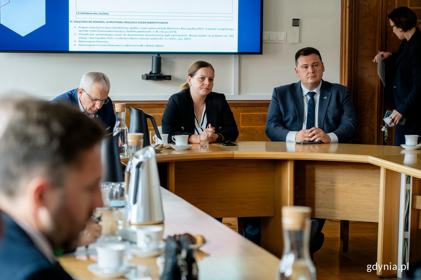 Spotkanie w Pomorskim Urzędzie Wojewódzkim, które odbyło się 17 lipca. Na zdj. m.in. Aleksandra Kosiorek, prezydent Gdyni  i Łukasz Kobus, sekretarz miasta i dyrektor generalny Urzędu Miasta Gdyni (fot. Natalia Kawalerowicz)