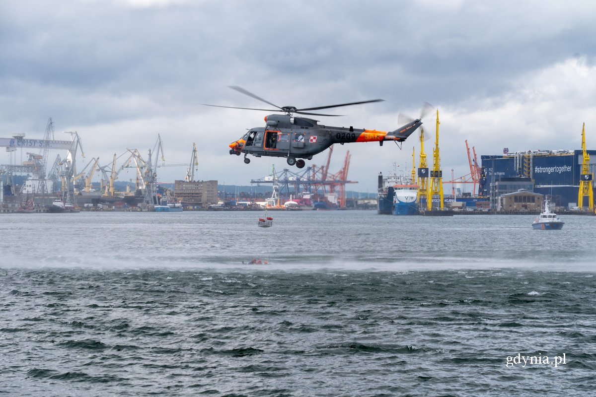 11 września 2025 roku odbyły się ćwiczenia kryzysowe KRAKEN 2025, podczas których testowano procedury ratowania rozbitków i sprawdzano współdziałanie służb morskich i lądowych w warunkach zagrożenia. (fot. Michał Sałata)