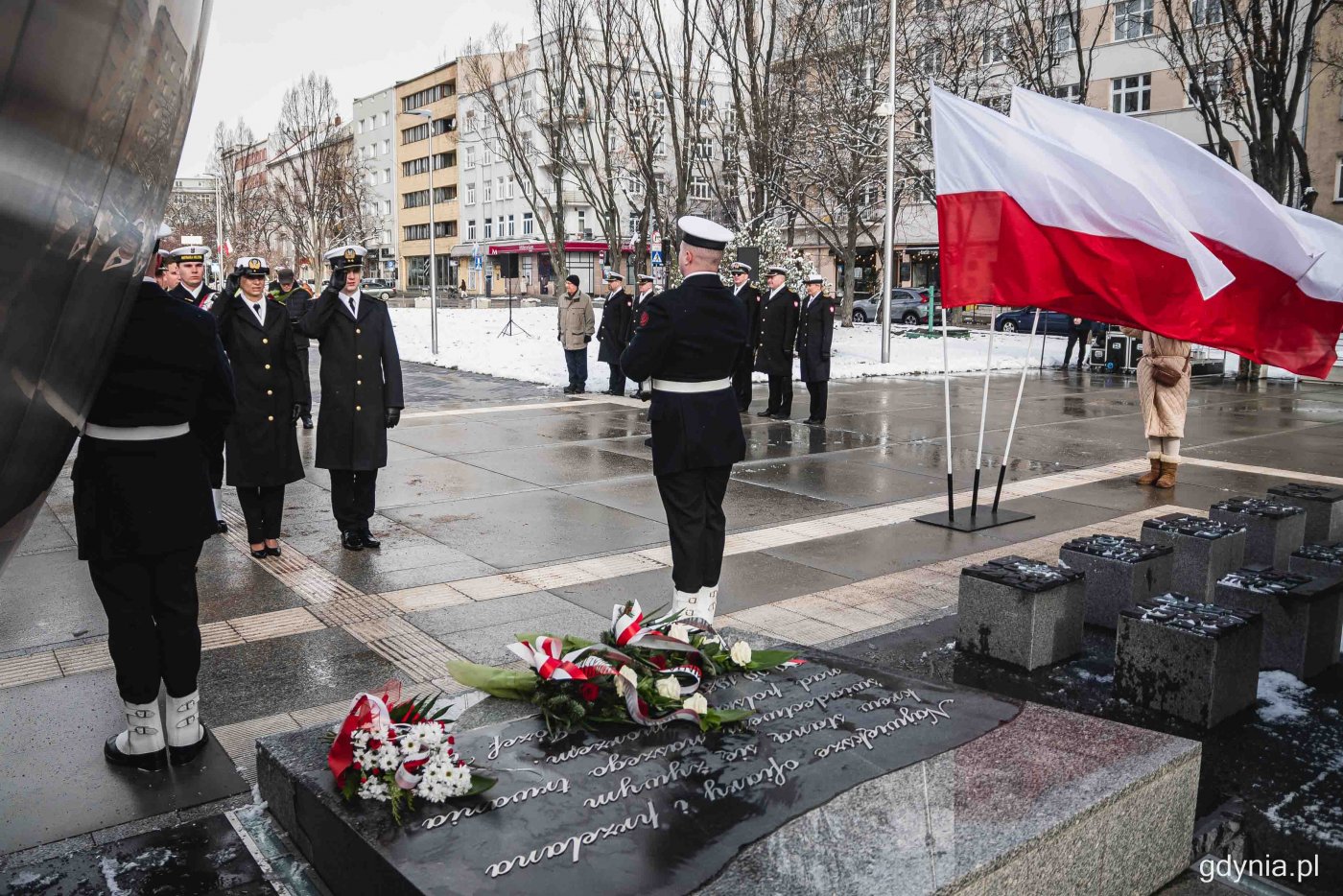 Posterunek honorowy przed pomnikiem Polski Morskiej i przedstawiciele Marynarki Wojennej składający kwiaty z okazji 78. rocznicy zakończenia walk o Gdynię // fot. Kamil Złoch