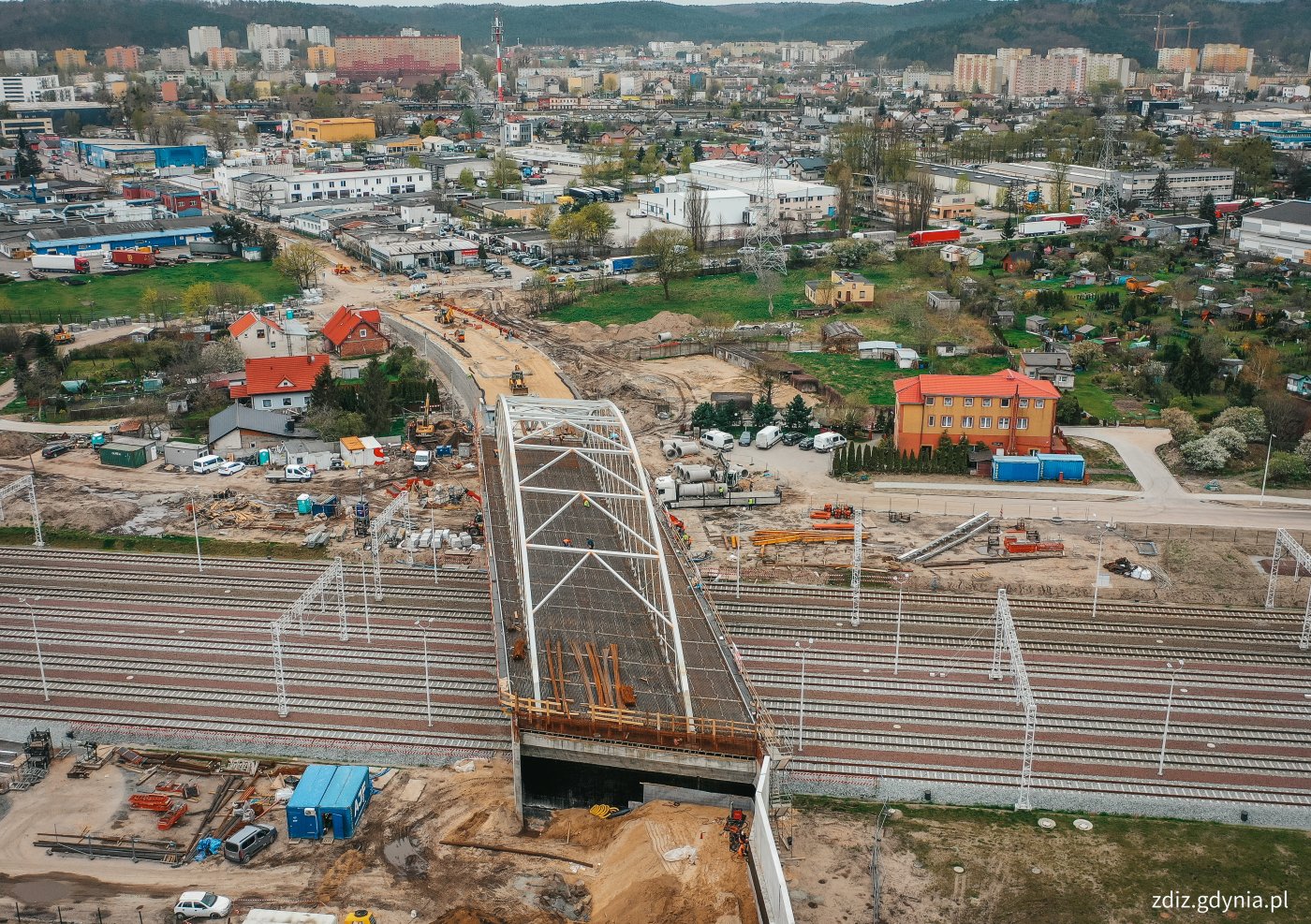 widok z góry na tory kolejowe i budowany wiadukt