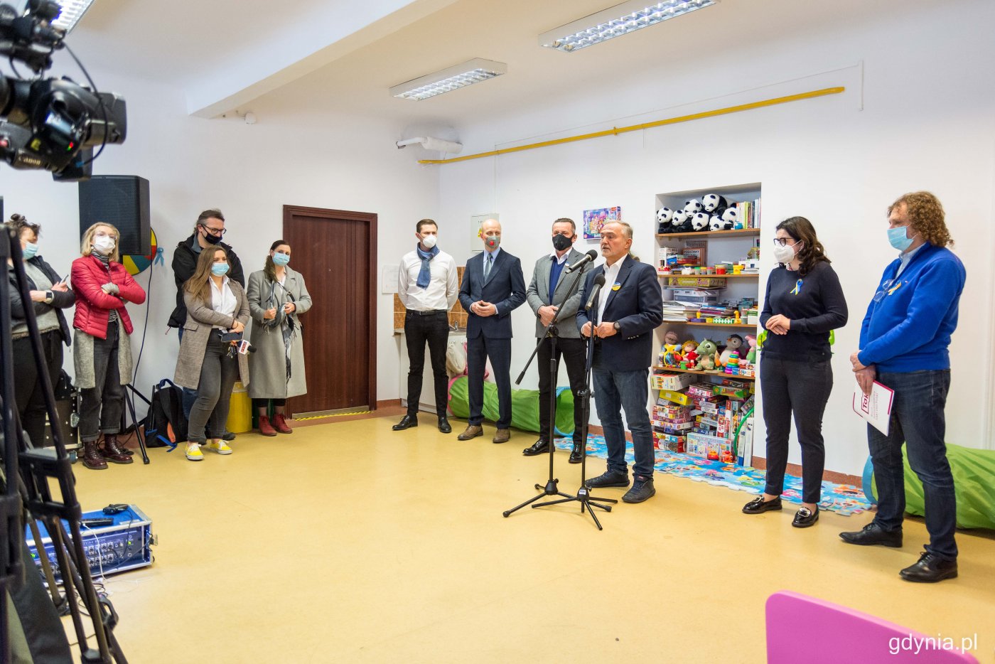 Prezydenci miast Trójmiasta (od prawej kolejno: Jacek Karnowski, Aleksandra Dulkiewicz i Wojciech Szczurek) podzielili się swoimi wnioskami po wizycie u mera Lwowa, Andrija Sadowego. Na zdjęciu jedna z sal gdańskiego obiektu dla uchodźców z Ukrainy, fot. Kamil Złoch