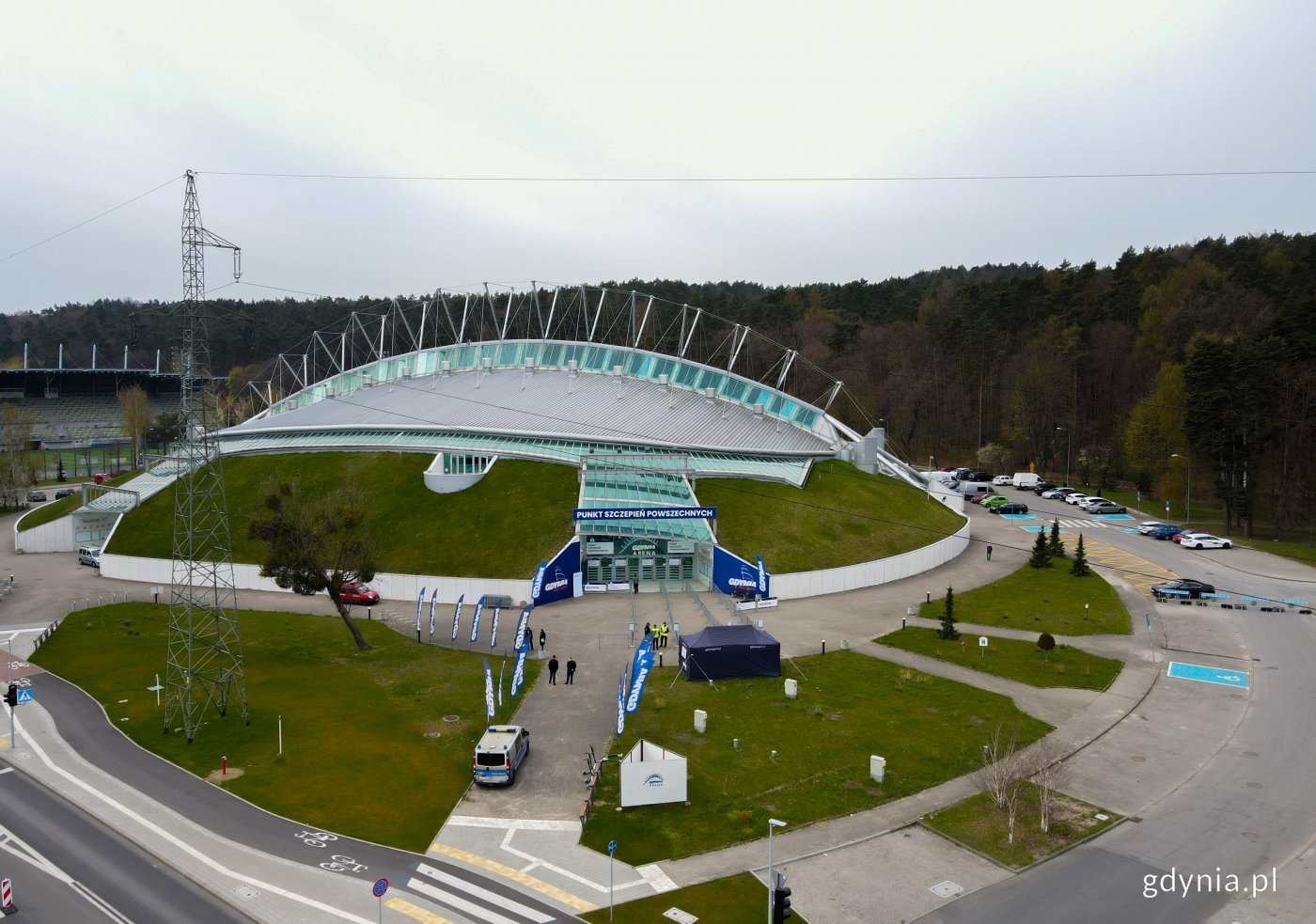 Punkt szczepień powszechnych w Gdynia Arenie przyjmuje już wszystkich chętnych na szczepienie przeciw COVID-19. Pierwsi pacjenci już otrzymali swoje dawki. // fot. Marcin Mielewski