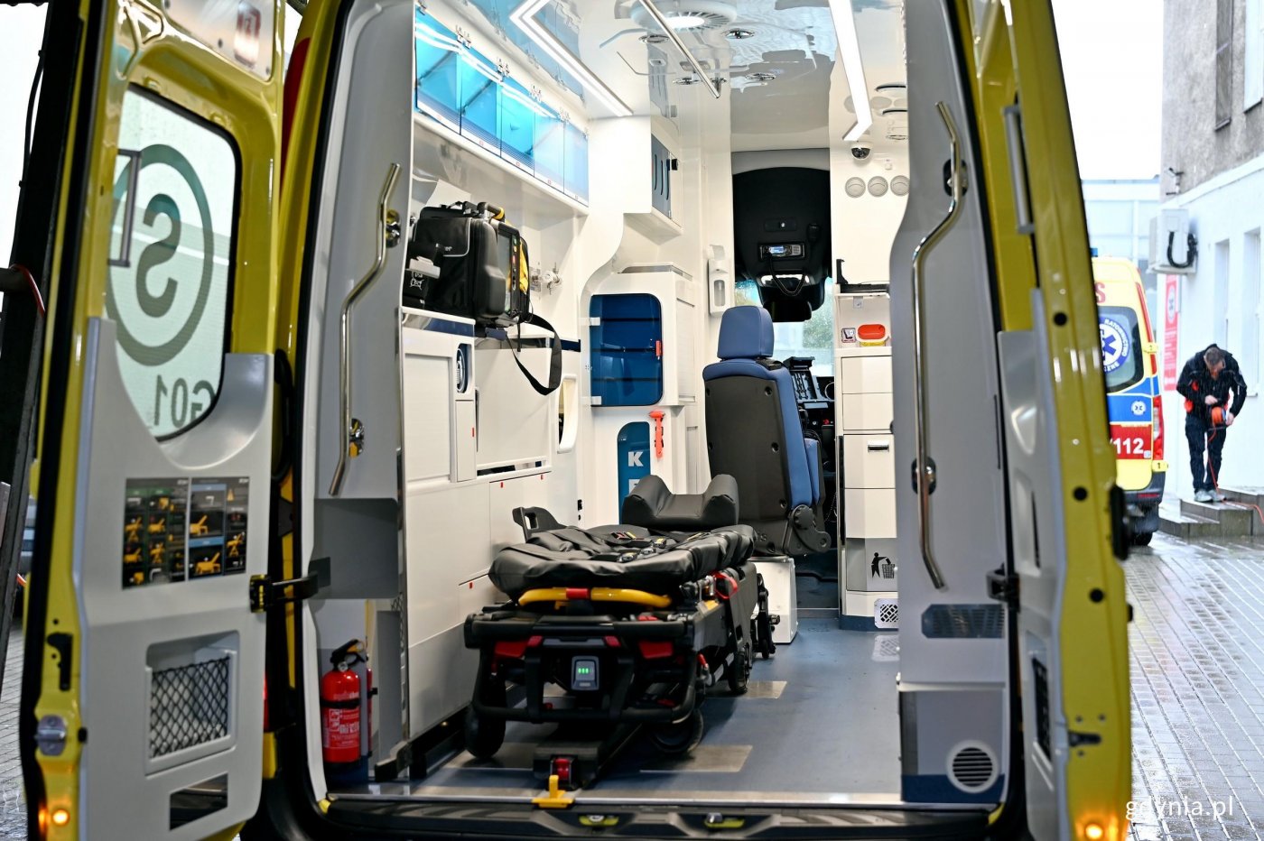 Nowe ambulanse są wyposażone w nowoczesny sprzęt medyczny (fot. Magdalena Czernek)