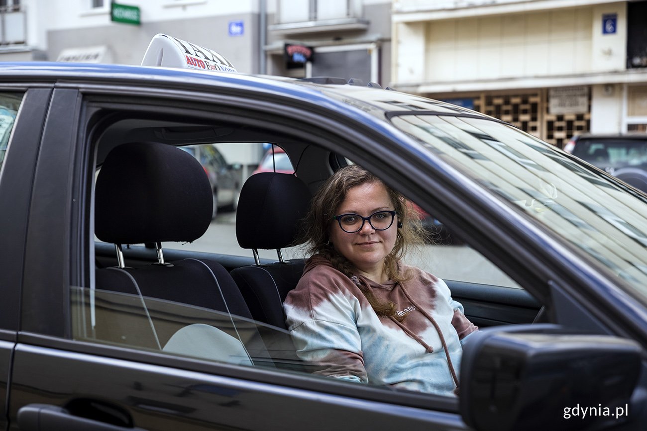 Tatiana Aldanova w swojej taksówce. Fot. Przemysław Kozłowski