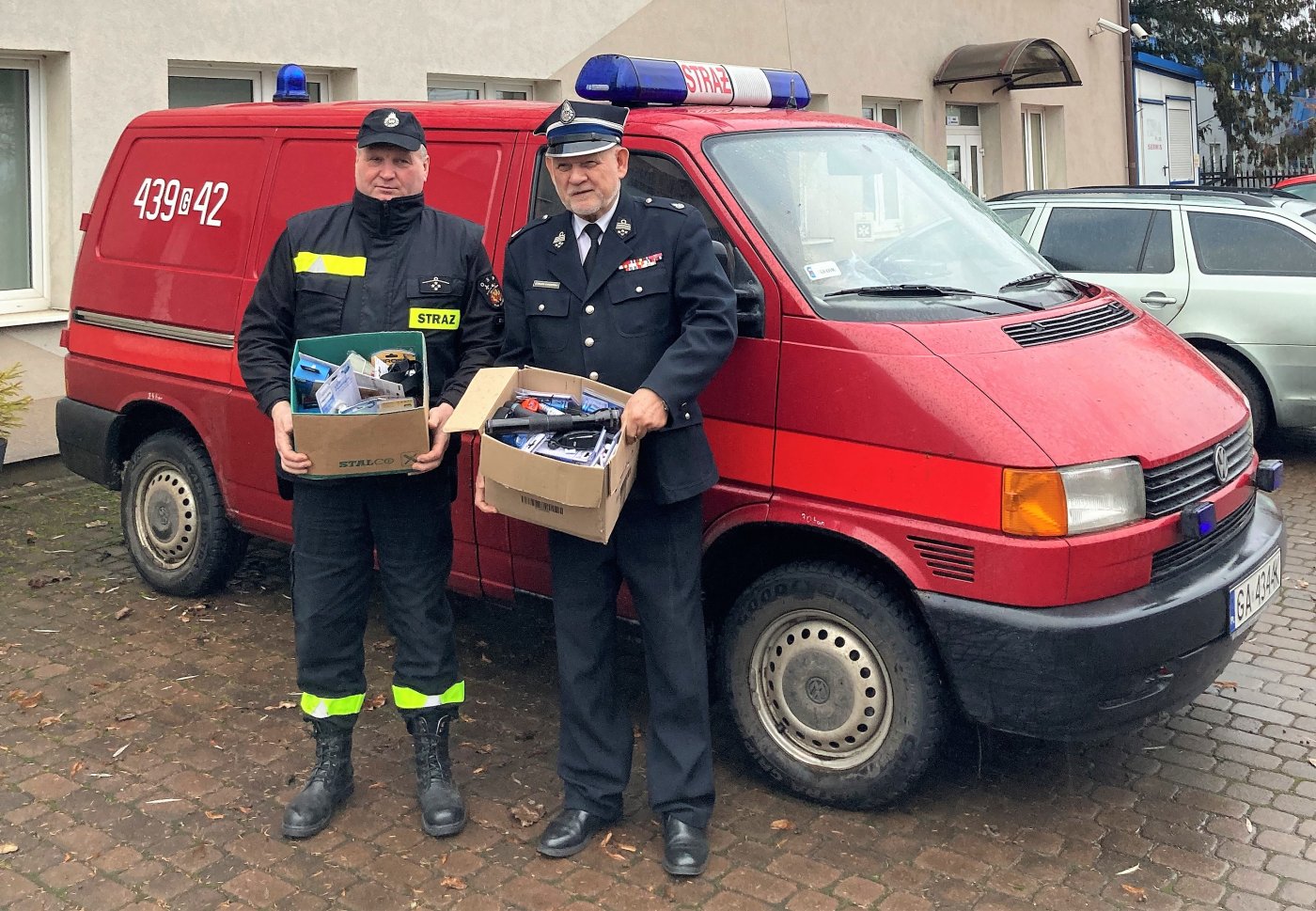 Edmund Kwidziński - Dyrektor Zarządu Wykonawczego Oddziału Wojewódzkiego ZOSP RP województwa pomorskiego oraz Zdzisław Kędziora, prezes OSP PKM Gdynia z zebranymi w ciągu dwóch dni latarkami na baterie dla dzieci na Ukrainie. Fot. Adam Labuhn