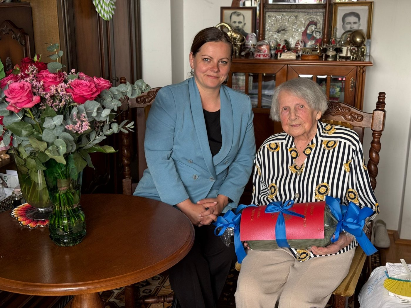 Na zdjęciu (od lewej): prezydent Gdyni Aleksandra Kosiorek wraz z jubilatką panią Natalią Masternak (fot. Natalia Kawalerowicz)