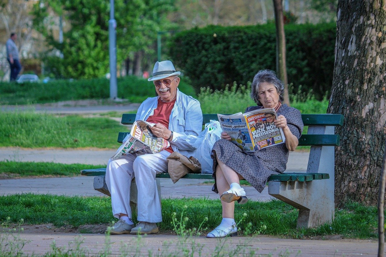 Od nowego roku wszyscy emeryci i renciści otrzymają z ZUS mLegitymację. Na zdjeciu: seniorzy. Fot. Pixabay