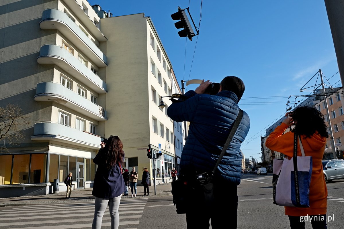 Pierwszy w sezonie foto-spacer na Gdyńskim Szlaku Modernizmu. Fot. Przemysław Kozłowski